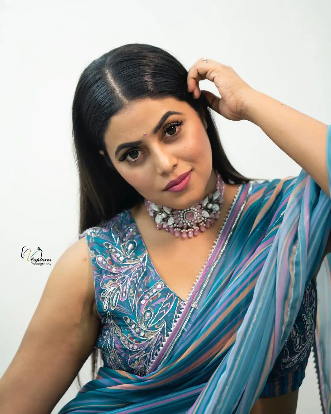 Shamna Kasim In Beautiful Jewellery Blue Saree Sleeveless Blouse